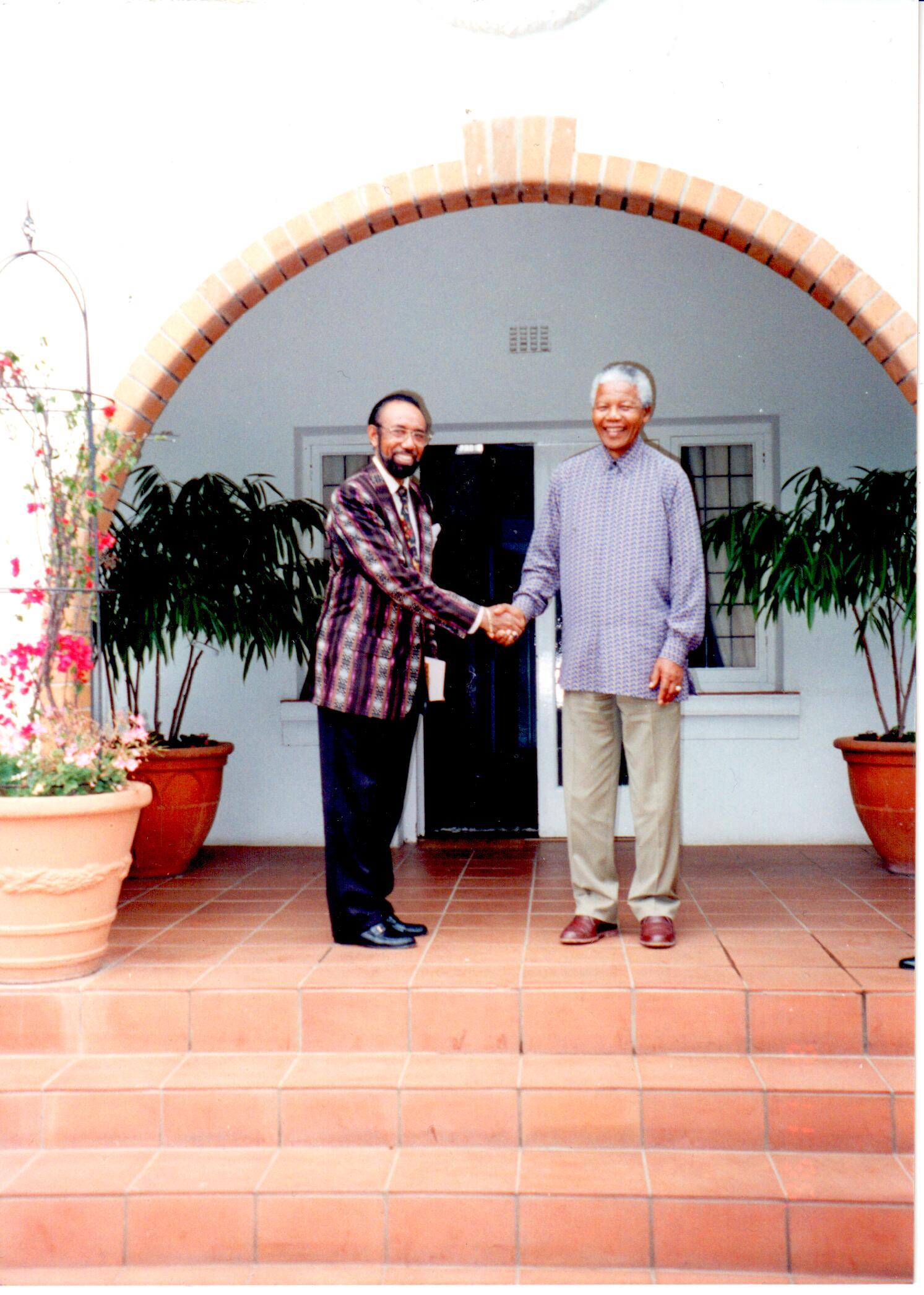 Lopes Da Cruz (kiri) bertemu Mandela di Afsel, 17 tahun silam. Batiknya masih awet.